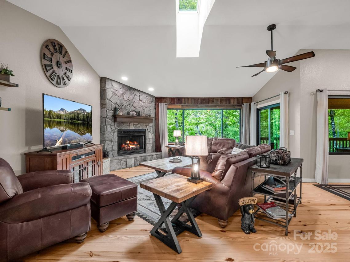 603 Kanasgowa Dr., Brevard, NC 28712