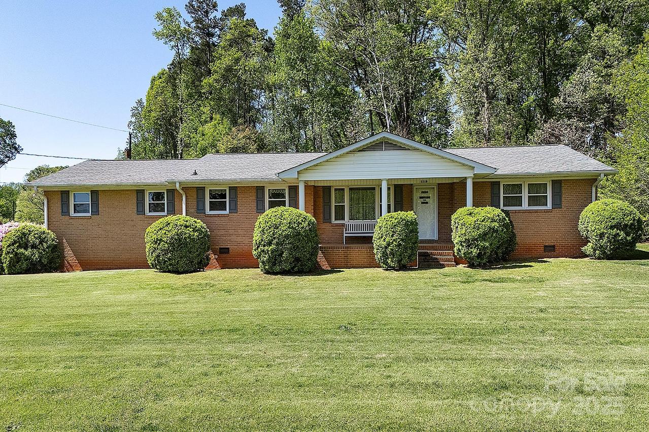 2218 Woodcrest Dr., Kannapolis, NC 28081