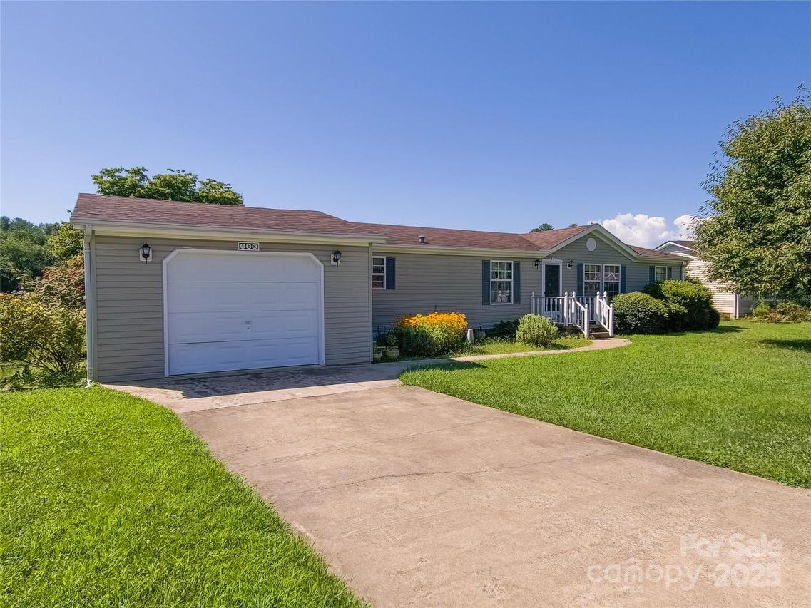 448 Riverwind Dr., Hendersonville, NC 28739