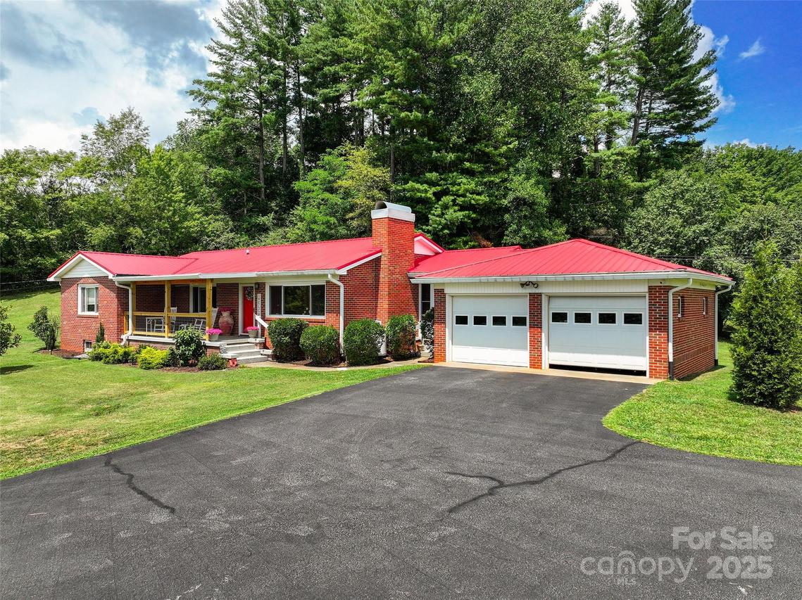 983 Lee Rd., Clyde, NC 28721
