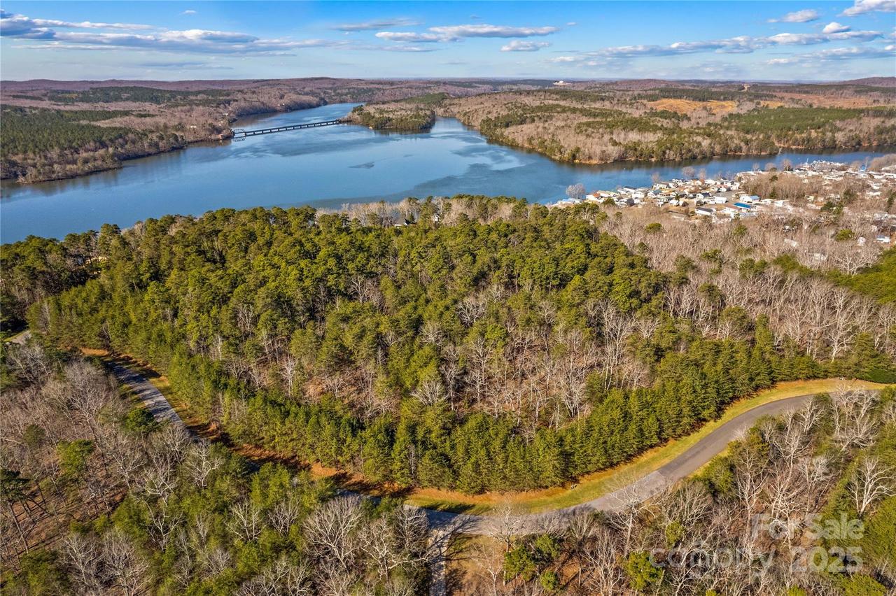 642 Whisper Lake Dr., New London, NC 28127