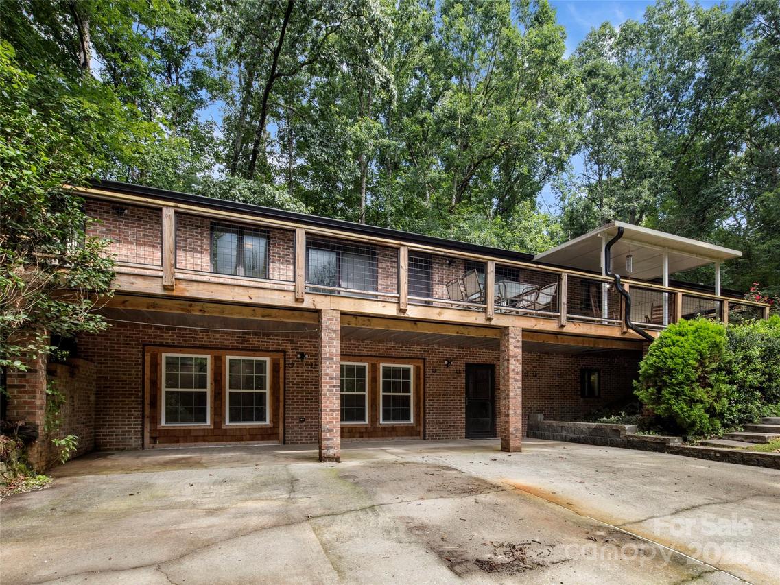 303 Brightwater Heights Dr., Hendersonville, NC 28791