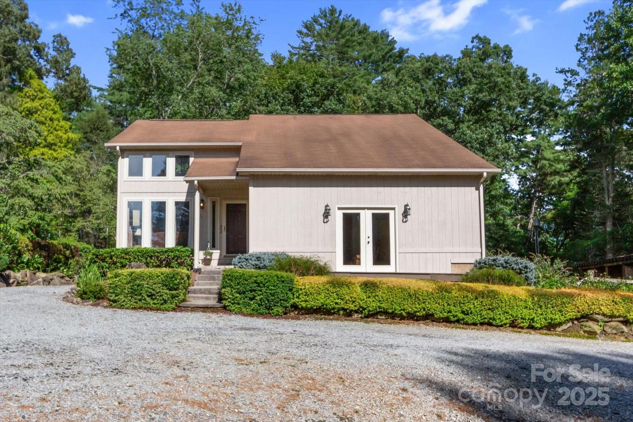 202 Merriwood Ln., Hendersonville, NC 28791