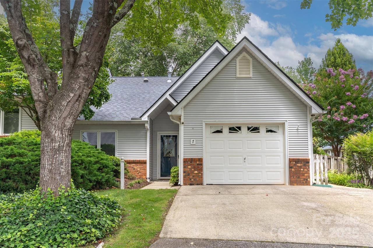 7 Silver Pl., Black Mountain, NC 28711
