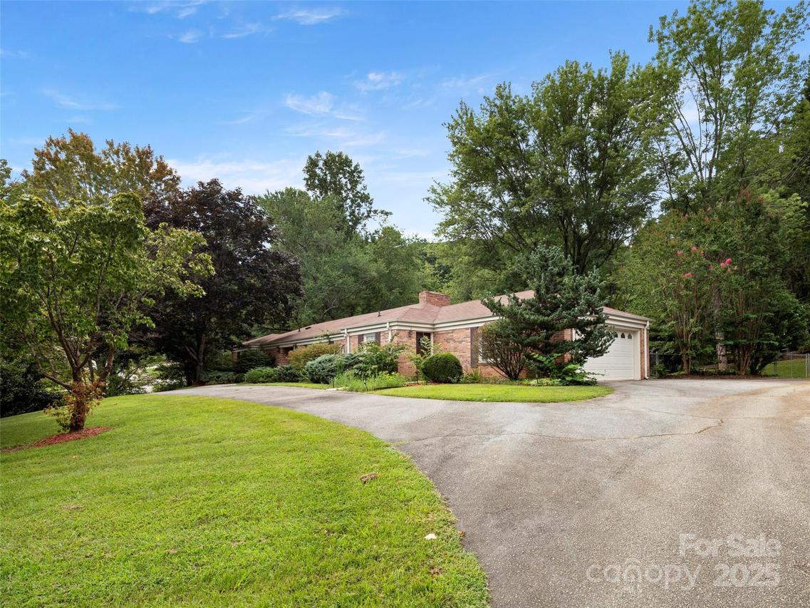 24 Ballantree Dr., Asheville, NC 28803