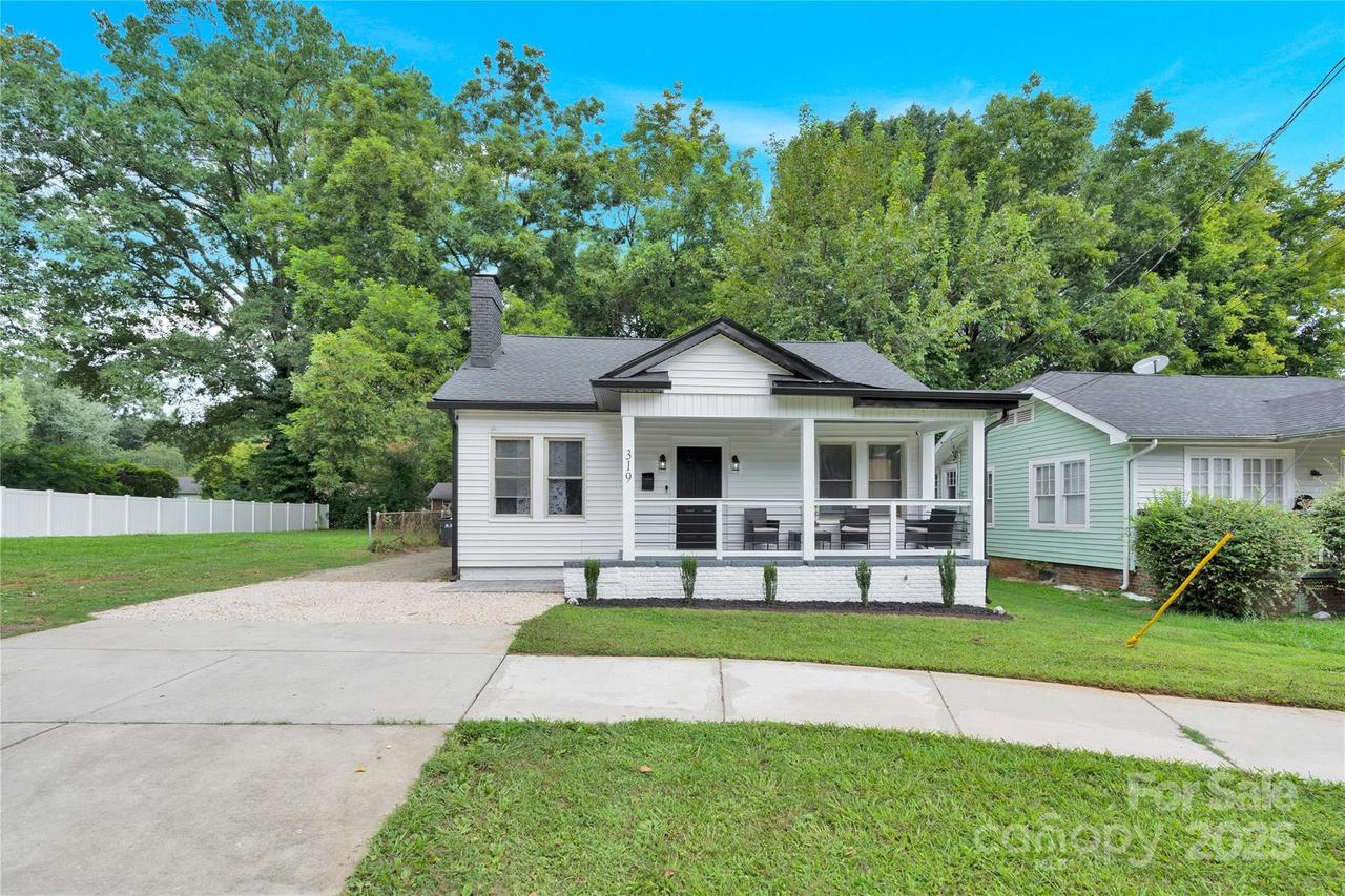 319 N Hoskins Rd., Charlotte, NC 28216