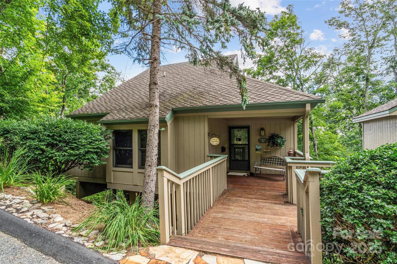 21 Ivy Ridge Rd., Burnsville, NC 28714