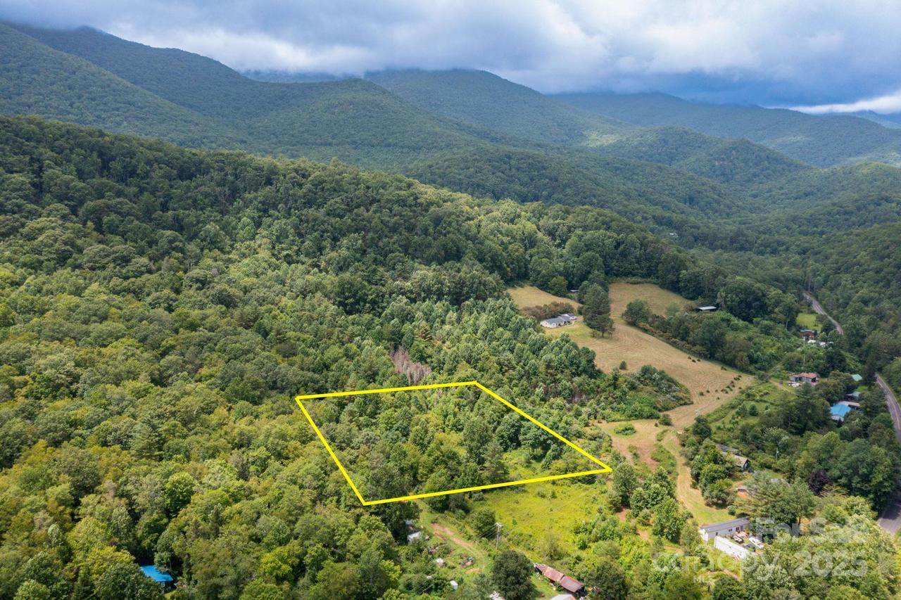 99999 Rock Creek Rd., Burnsville, NC 28714