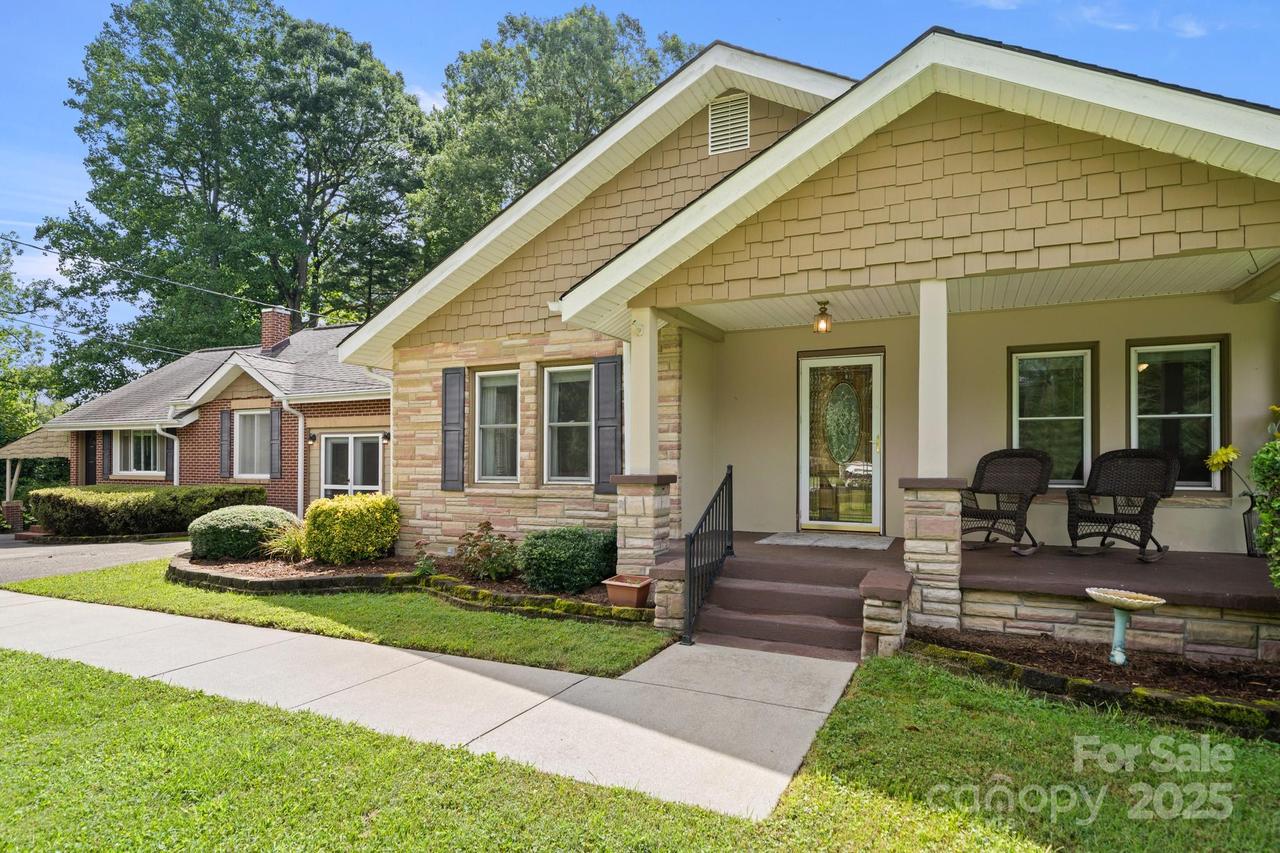 429 Brooklyn Ave., Hendersonville, NC 28792