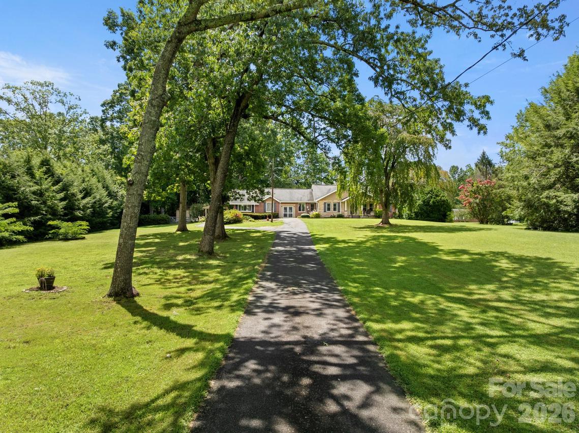 429 Brooklyn Ave., Hendersonville, NC 28792