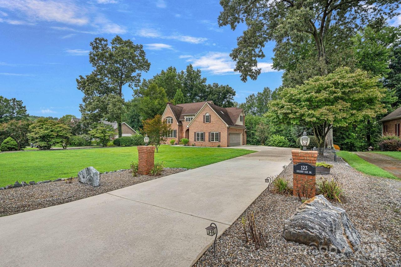 123 Golden Oak Dr., Statesville, NC 28625
