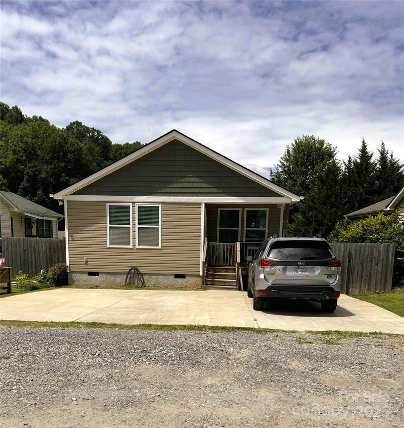 9 Half Moon Dr., Swannanoa, NC 28778