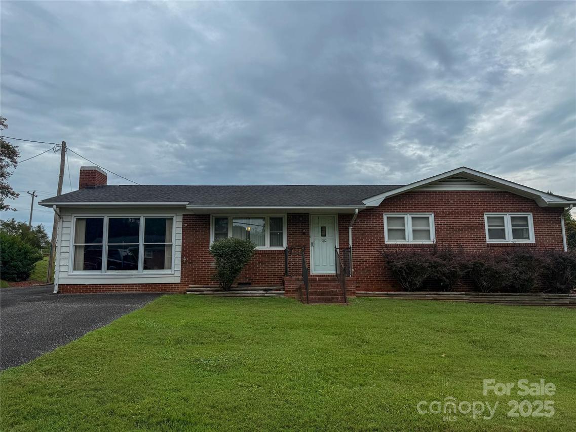 218 Starview Ln., Dallas, NC 28034