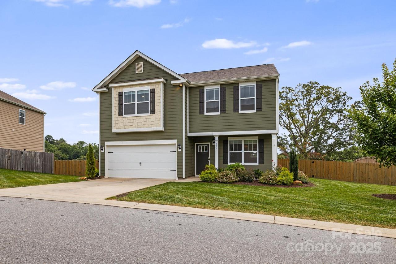 206 Marathon Ln., Candler, NC 28715