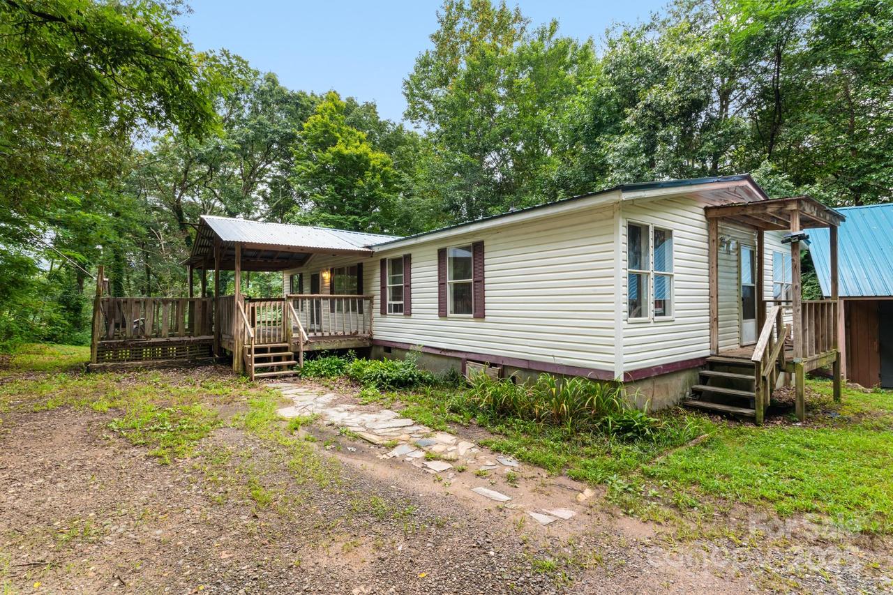 28 Myrtle Rd., Swannanoa, NC 28778