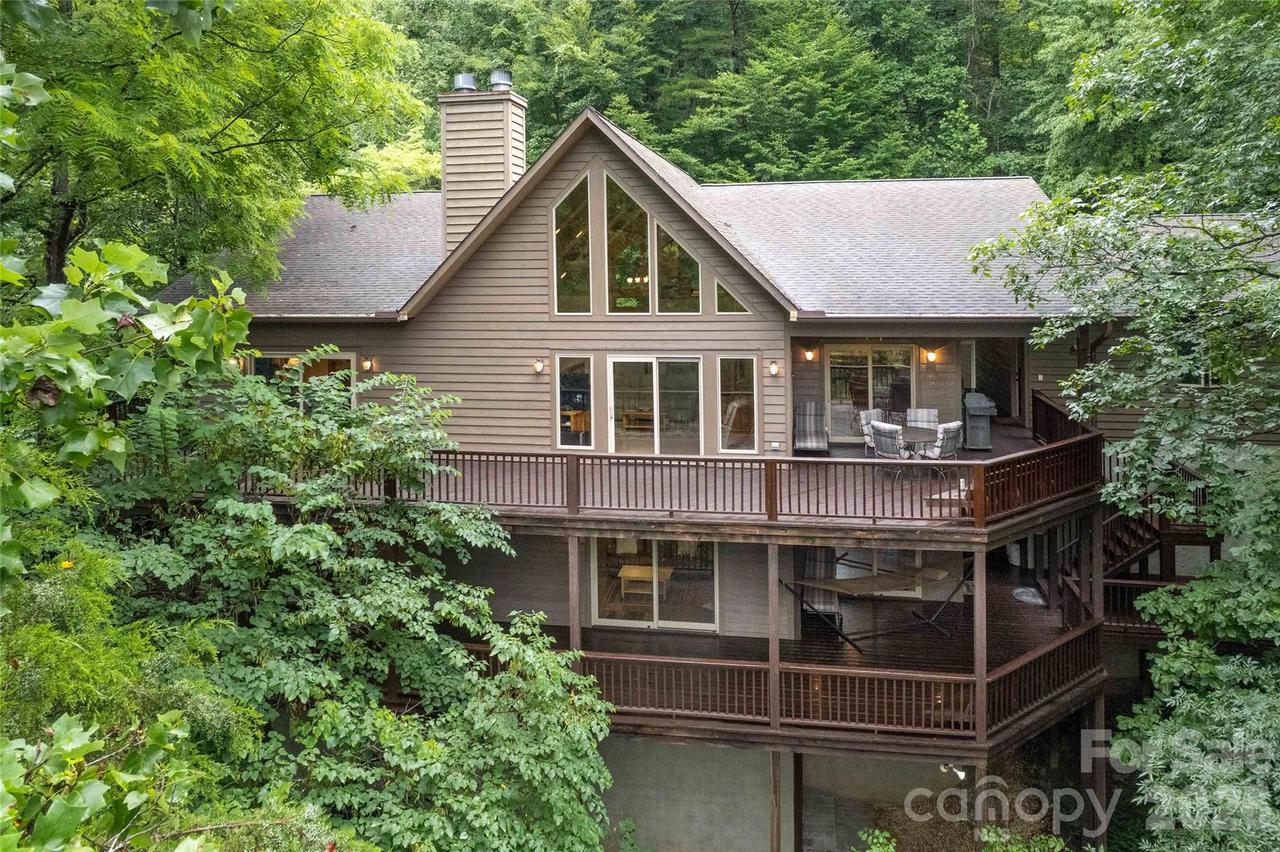 300 Sweet Birch Ln., Tuckasegee, NC 28783