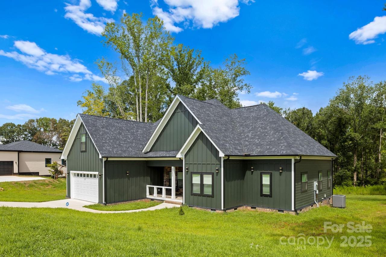 2002 Plain Field Dr., Bessemer City, NC 28016