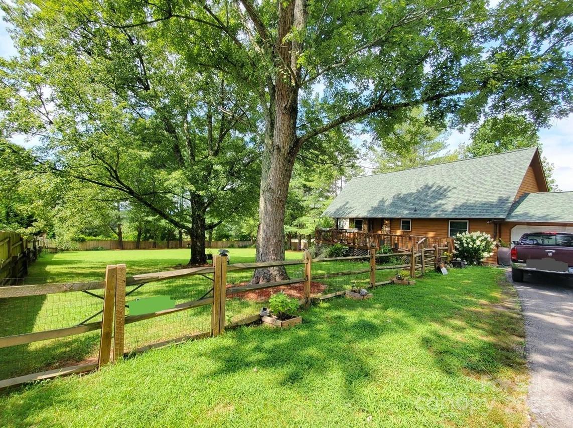 425 Bird Haven Rd., Hendersonville, NC 28792