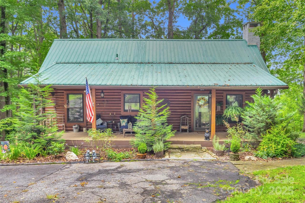 926 White Oak Mountain Rd., Columbus, NC 28722