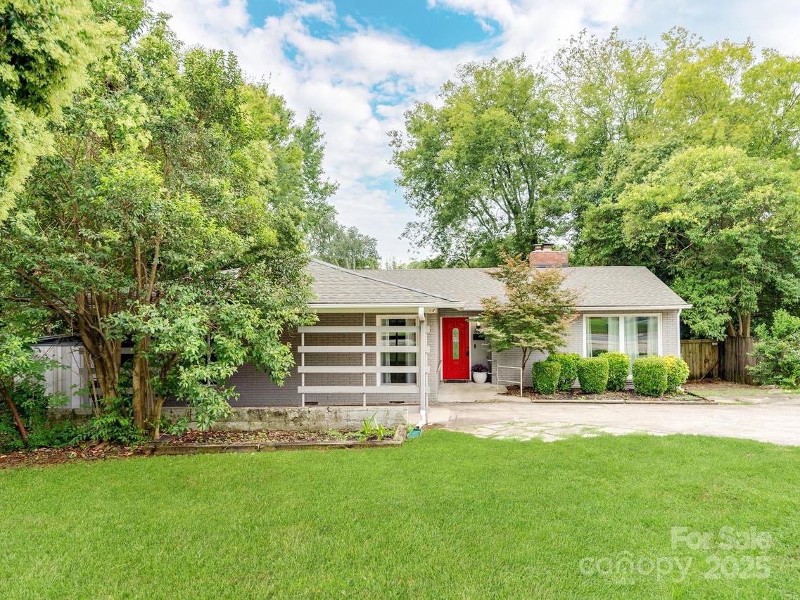 842 E Woodlawn Rd., Charlotte, NC 28209