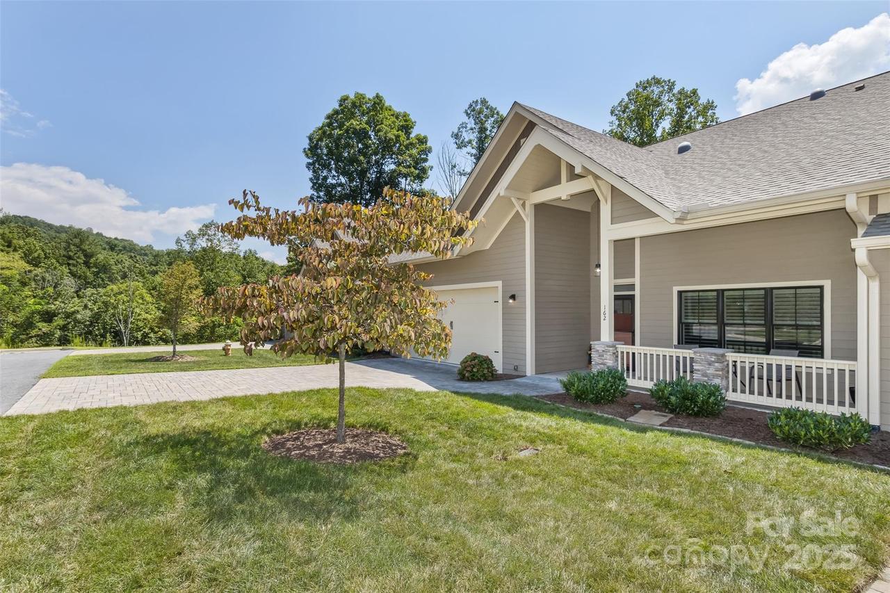 162 Copper Valley Ln., Hendersonville, NC 28739