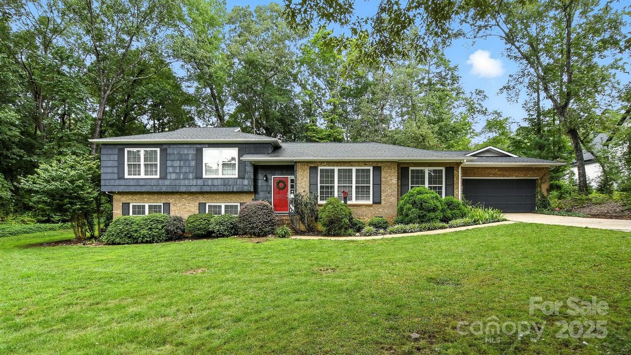 4035 Wandering Ln., Hickory, NC 28601