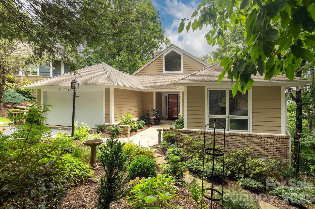 210 Claymoor Ct., Flat Rock, NC 28731