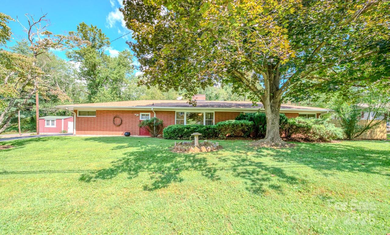 105 Alexander Ave., Swannanoa, NC 28778
