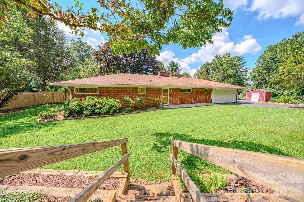 105 Alexander Ave., Swannanoa, NC 28778