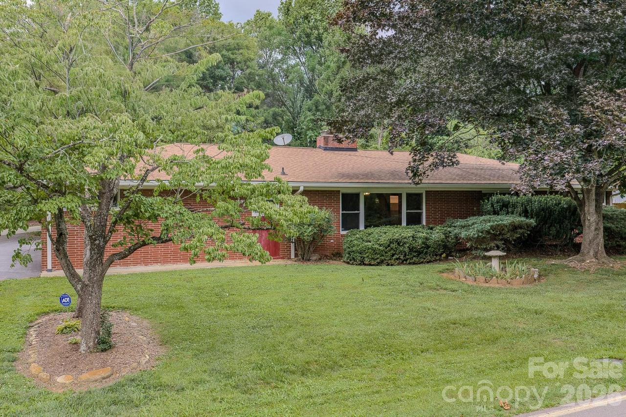 105 Alexander Ave., Swannanoa, NC 28778