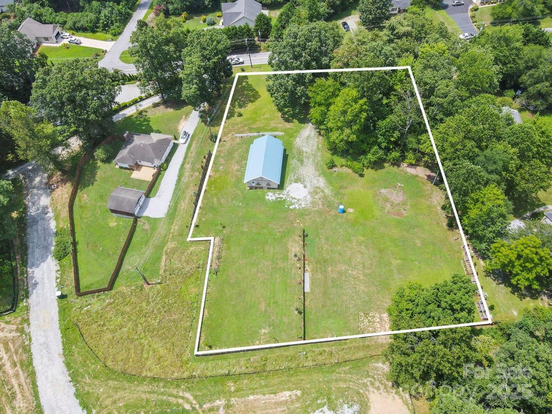 692 Stoney Mountain Rd., Hendersonville, NC 28791