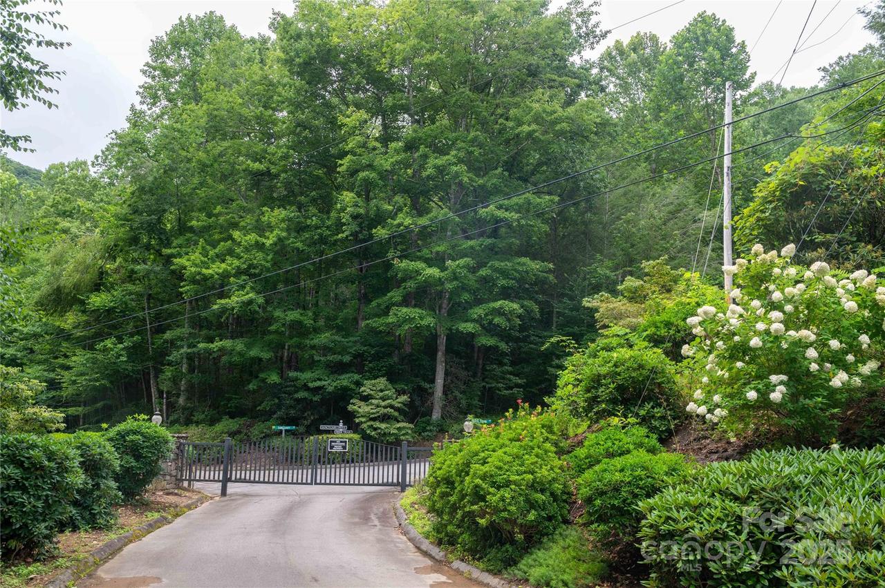 44 Deer Trail Dr., Burnsville, NC 28714