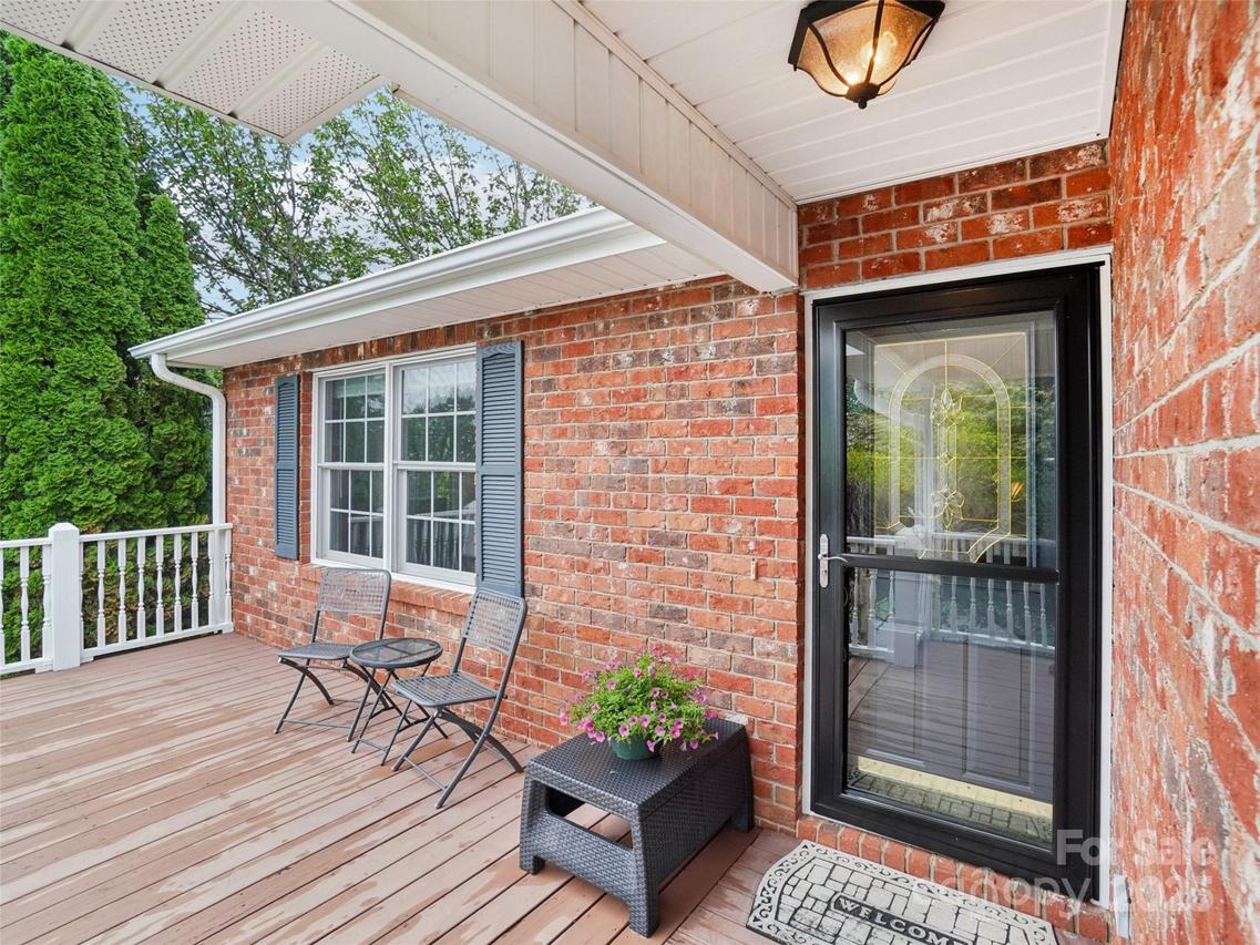 645 High Quarry Rd., Hendersonville, NC 28791