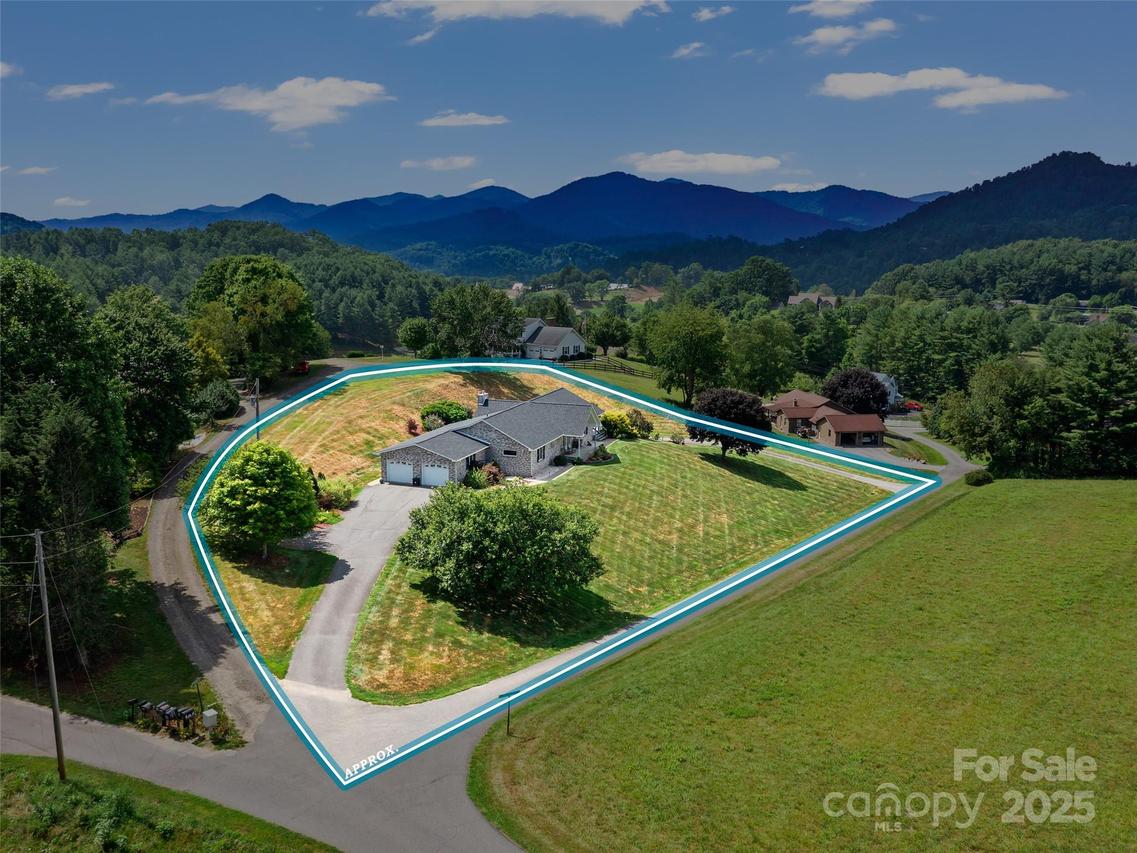 124 W Dogwood Cir., Burnsville, NC 28714