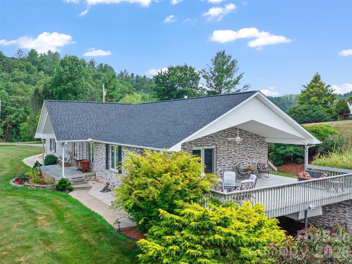 124 W Dogwood Cir., Burnsville, NC 28714