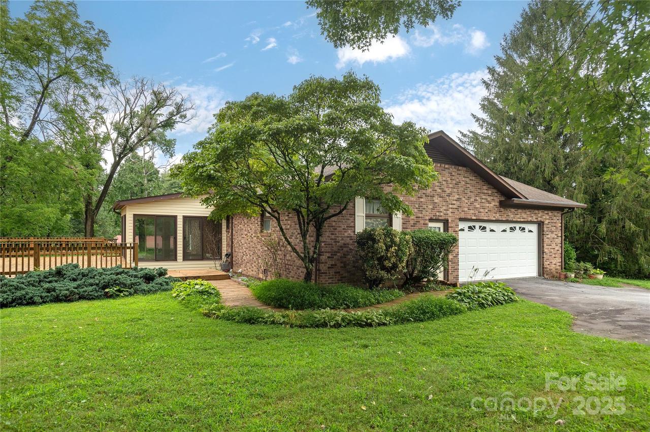 27 Country Rd., Hendersonville, NC 28791