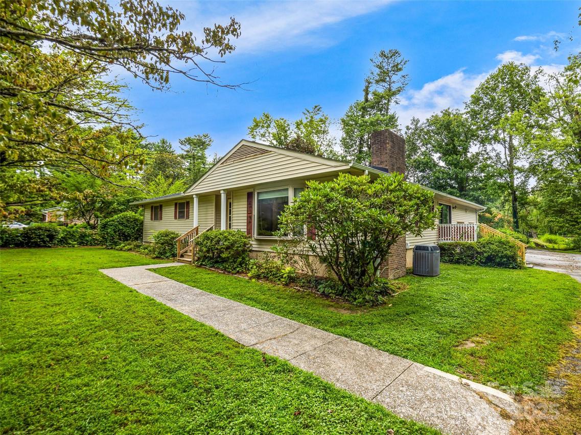1066 Maplewood Ct., Hendersonville, NC 28791