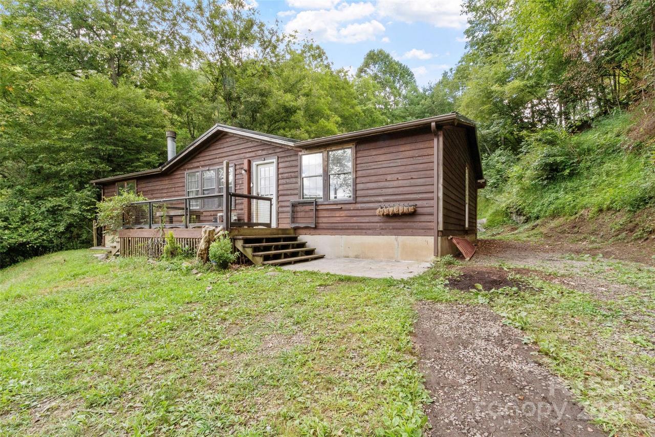 70 Barnyard Ln., Green Mountain, NC 28740