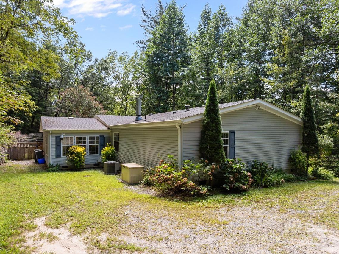 388 Pinewood Knoll Dr., Hendersonville, NC 28739
