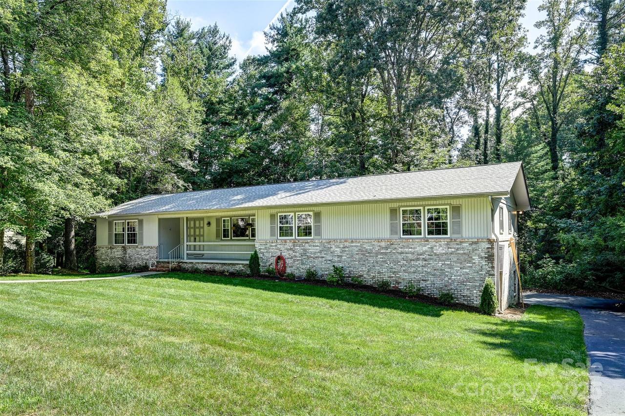 2809 Hampton Dr., Hendersonville, NC 28791