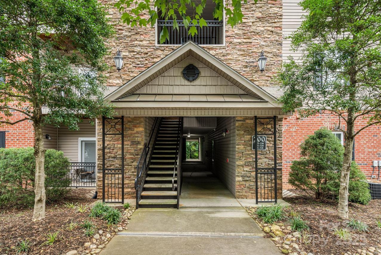 727 Appeldoorn Cir., Asheville, NC 28803
