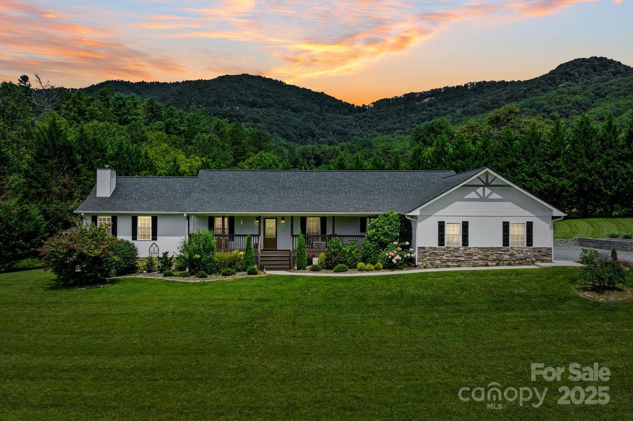 6 Sayles Town Rd., Fairview, NC 28730