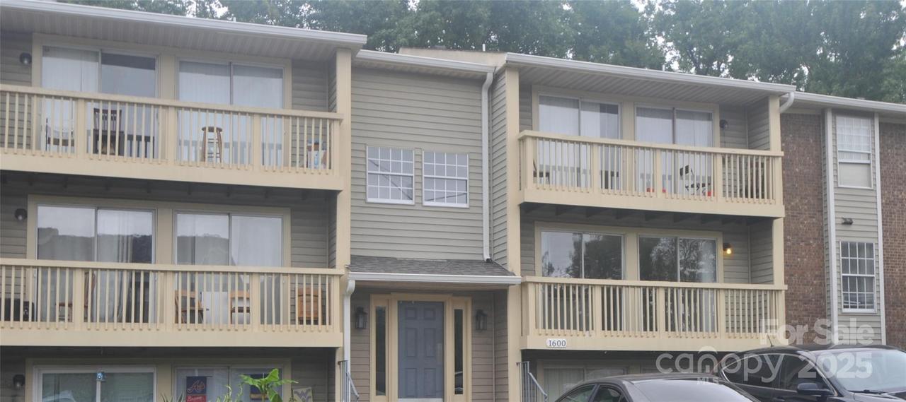 1614-K Arlyn Cir., Charlotte, NC 28213