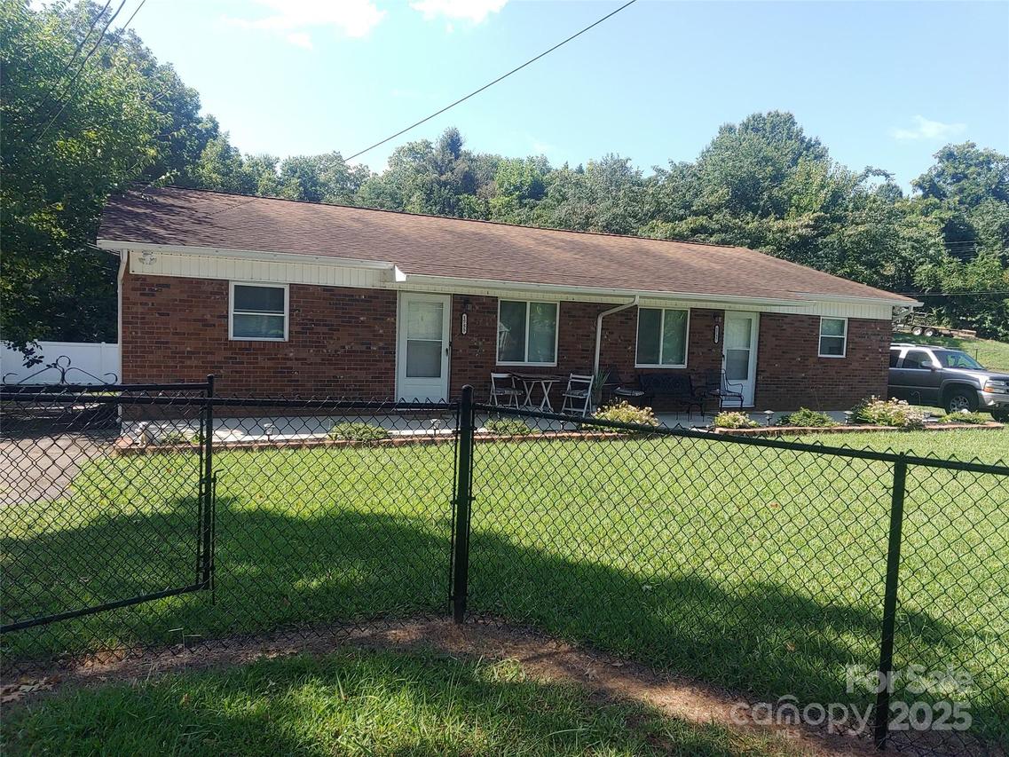 1755 2nd Ave., Hickory, NC 28601