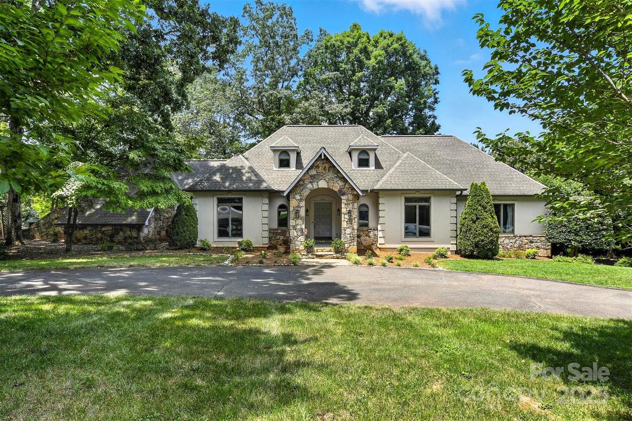 5042 Ridgeland Dr., Hickory, NC 28602
