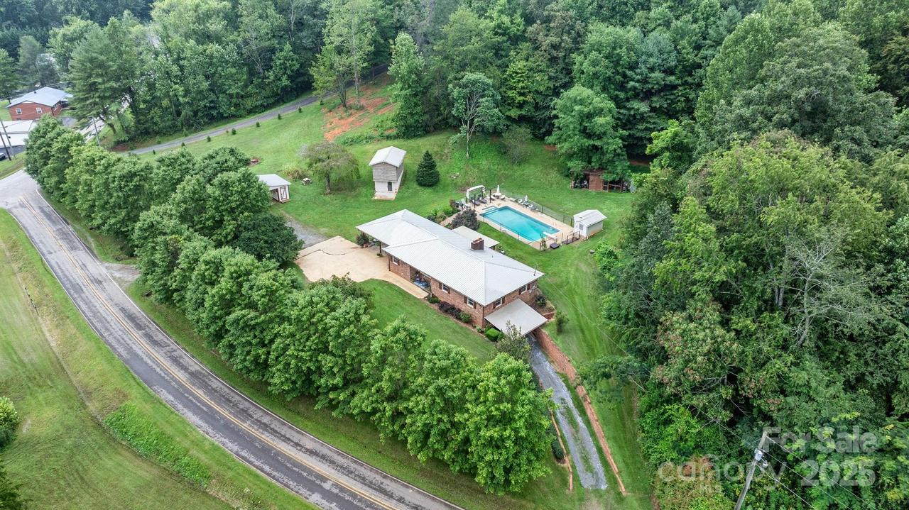 2615 Setzers Gap Rd., Lenoir, NC 28645