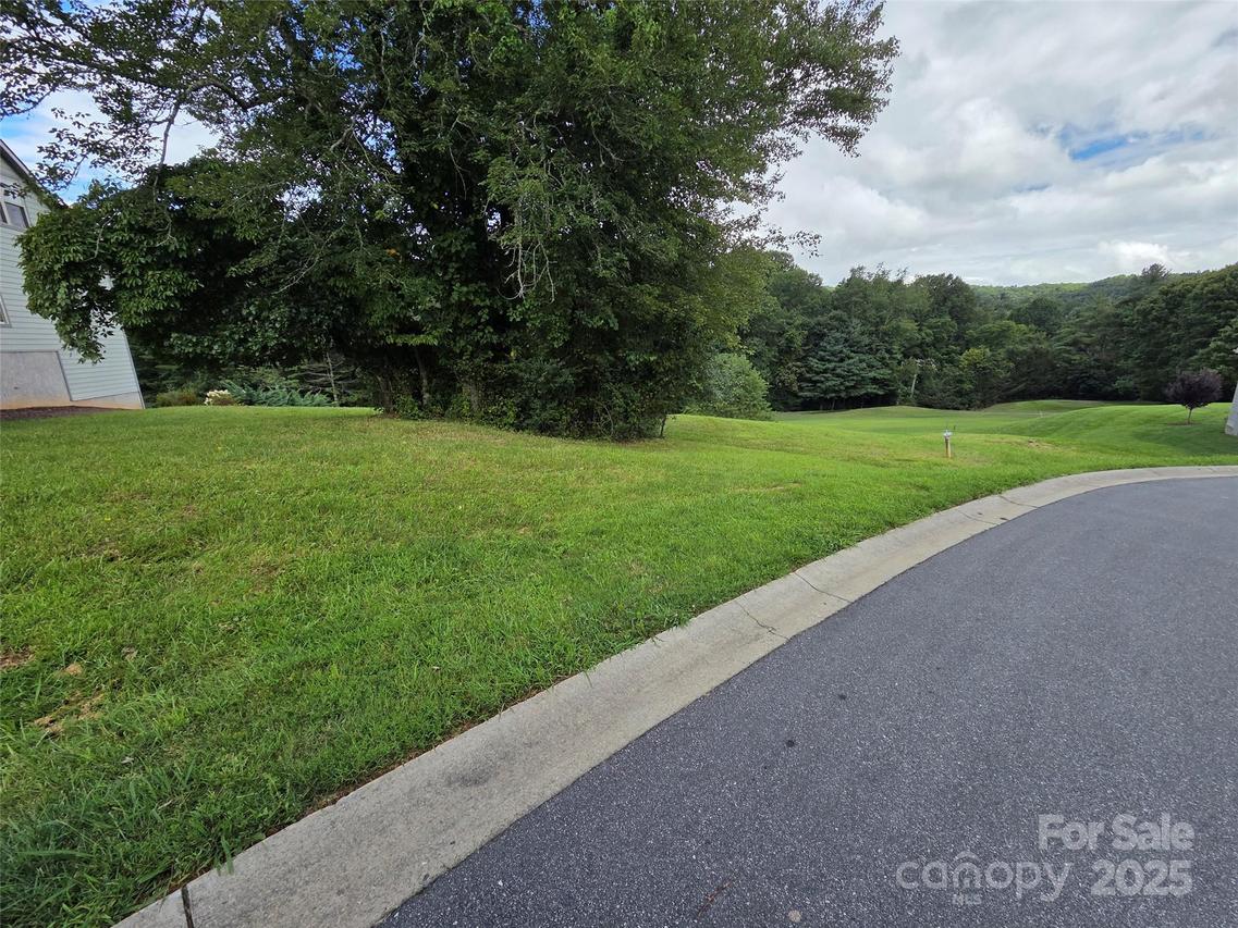 156 Triple Fairways Dr., Hendersonville, NC 28739