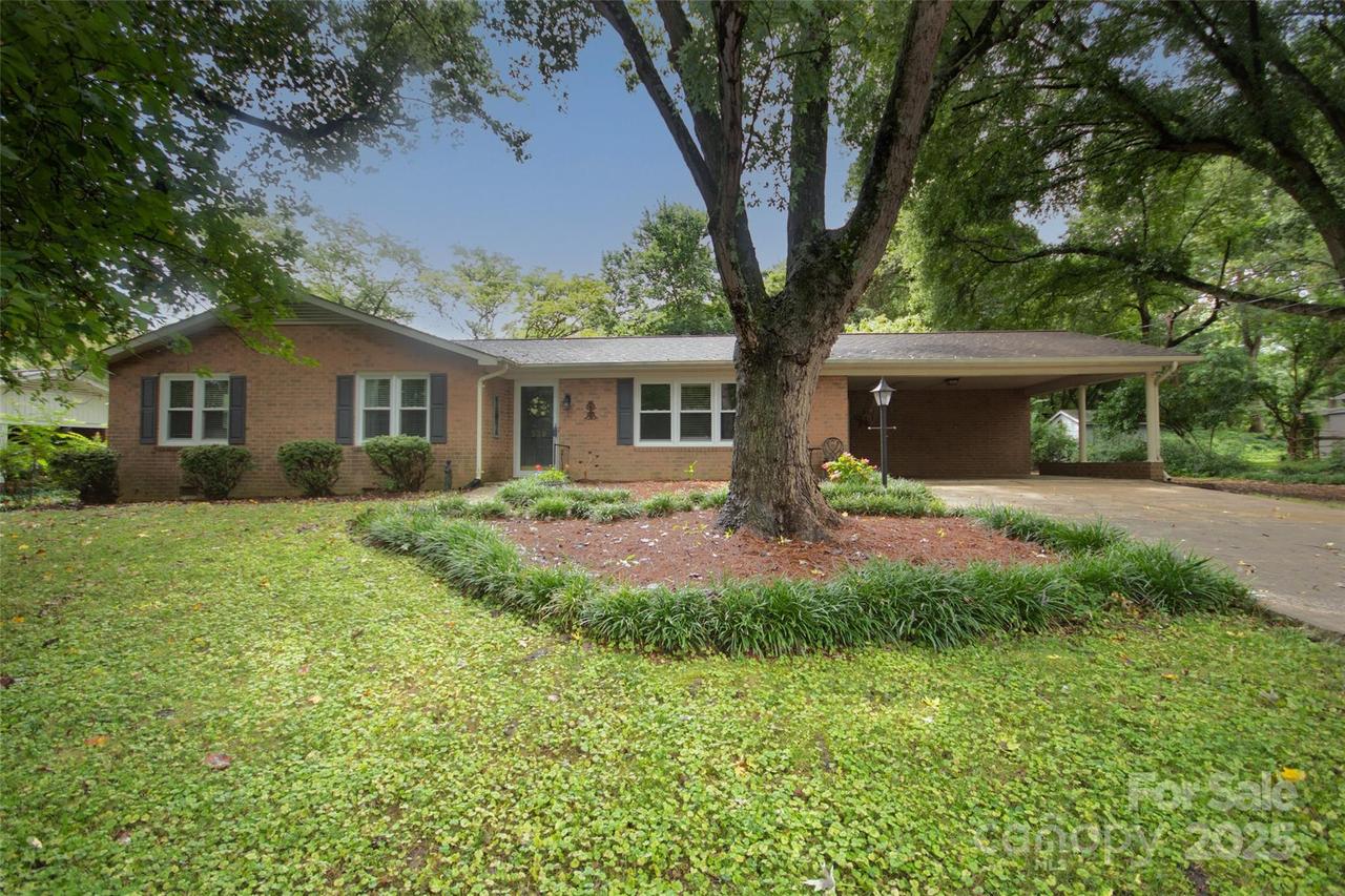 320 S Toria Dr., Statesville, NC 28625