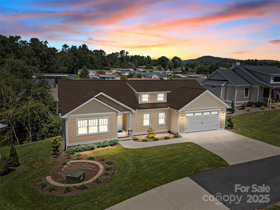 54 Olde Oak Ln., Hendersonville, NC 28792