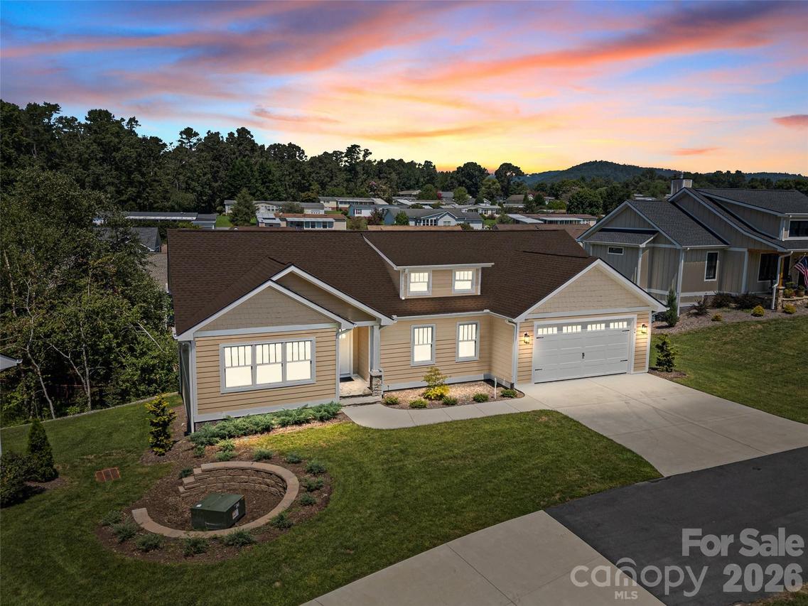 54 Olde Oak Ln., Hendersonville, NC 28792